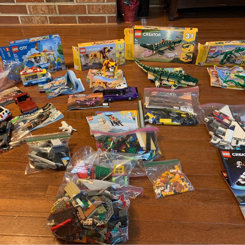 Lot of Lego Sets and miscellaneous pieces!! Crocodile, Ice Cream Truck, Cars….